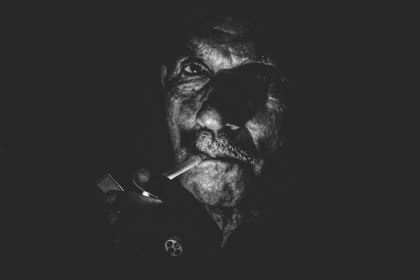 点击大图看下一张：抽烟的男人图片