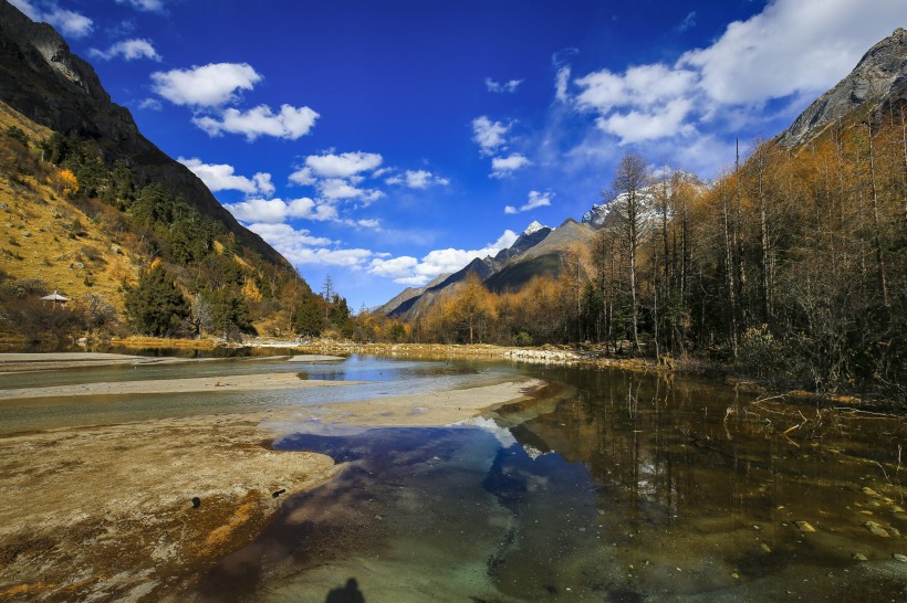 点击大图看下一张：风景美如画的四川川西自然风光图片