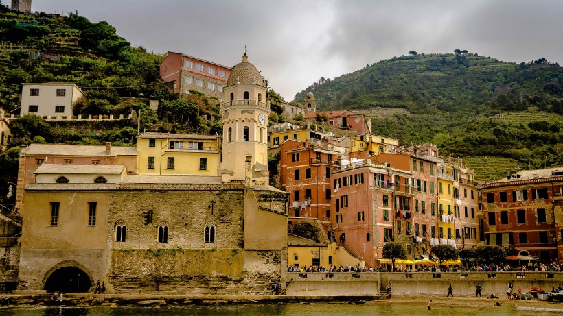 点击大图看下一张：意大利五渔村小镇风景图片