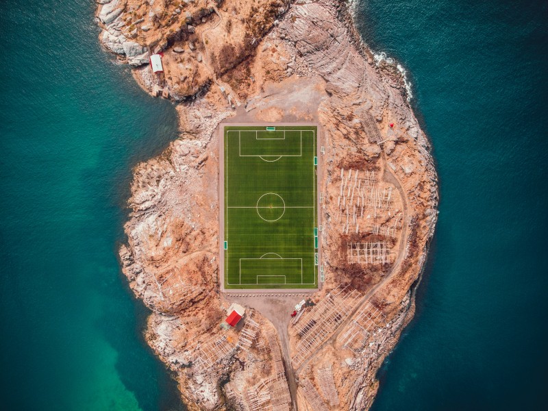 点击大图看下一张：宽敞的足球场图片