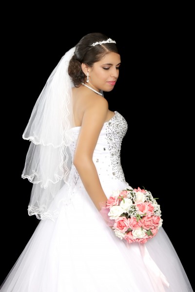 点击大图看下一张：穿着洁白婚纱的新娘图片