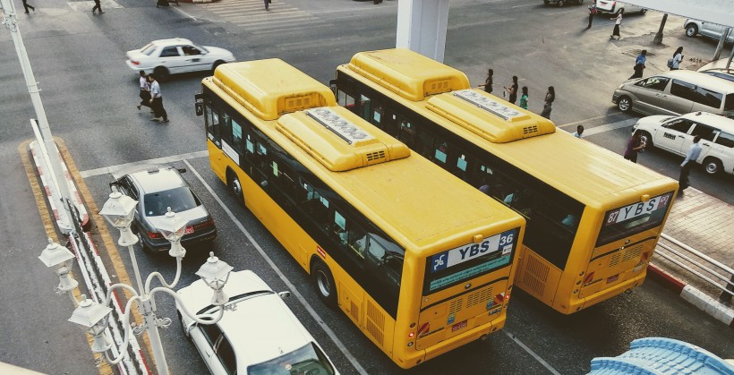 点击大图看下一张：黄色的巴士图片