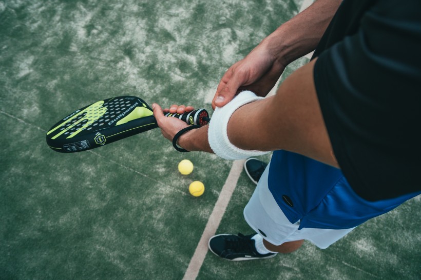 点击大图看下一张：充满竞技性的网球运动图片