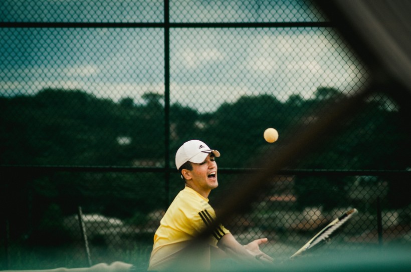 点击大图看下一张：打网球的网球爱好者图片