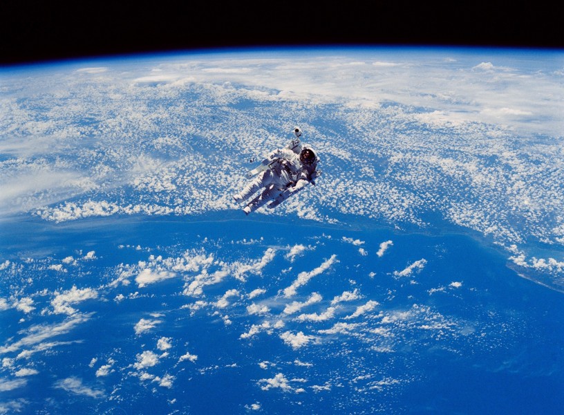 点击大图看下一张：太空中的宇航员图片