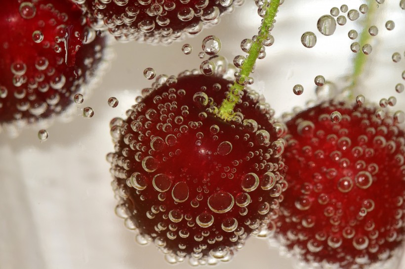 点击大图看下一张：鲜红欲滴的樱桃图片