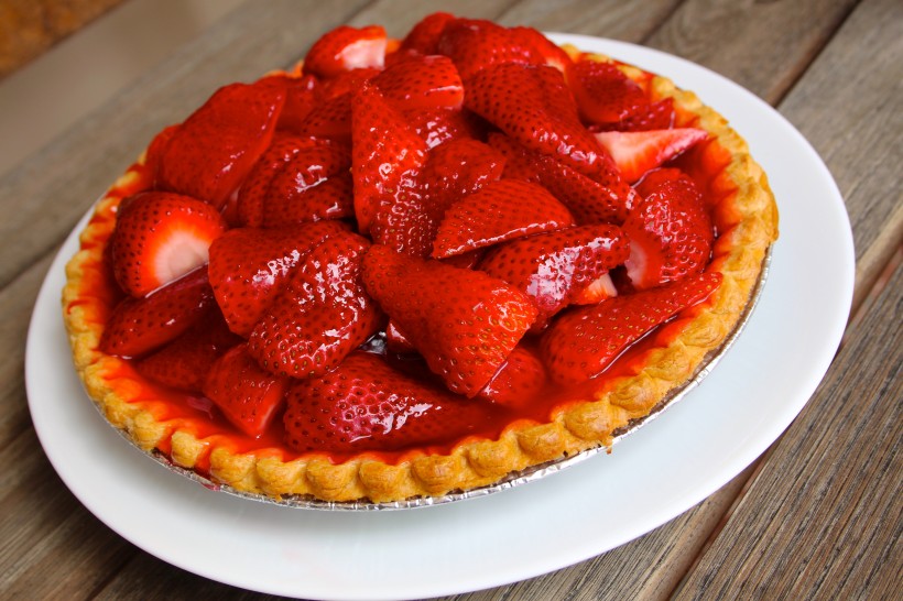点击大图看下一张：诱人的草莓水果蛋糕图片
