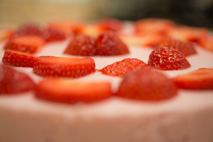 点击大图看下一张：诱人的草莓水果蛋糕图片