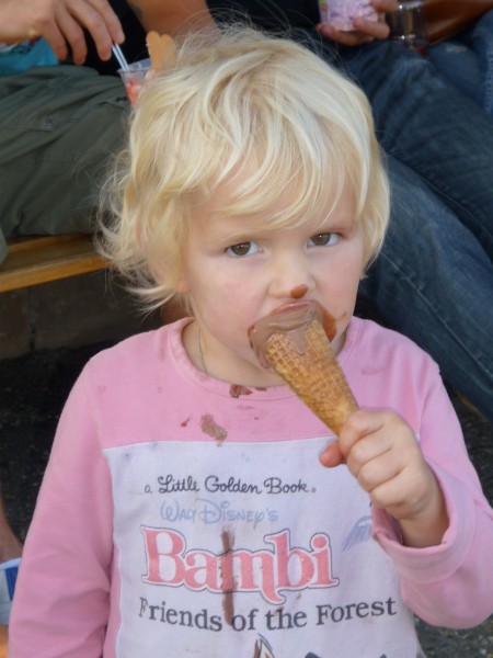 点击大图看下一张：正在吃冰淇淋的孩子图片