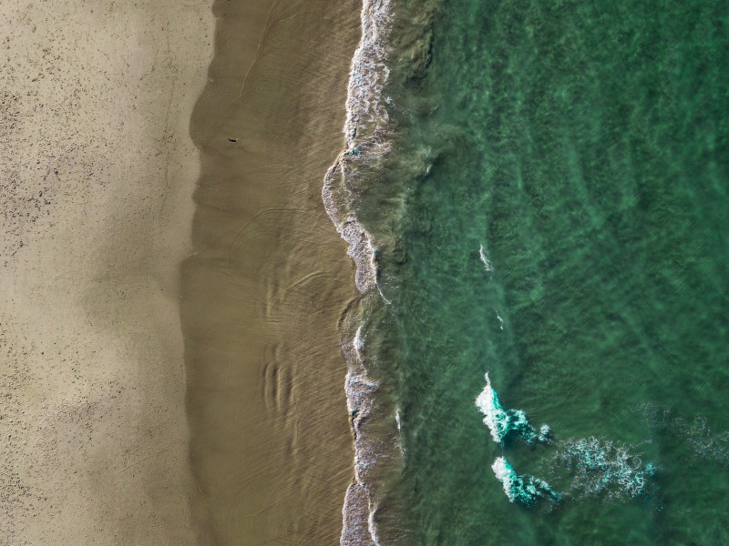 点击大图看下一张：航拍海浪图片
