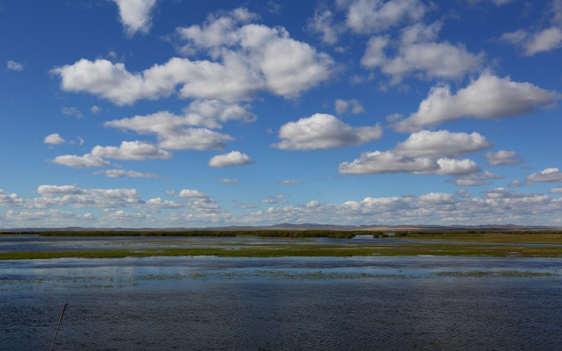 点击大图看下一张：内蒙古呼伦贝尔湖自然风景图片