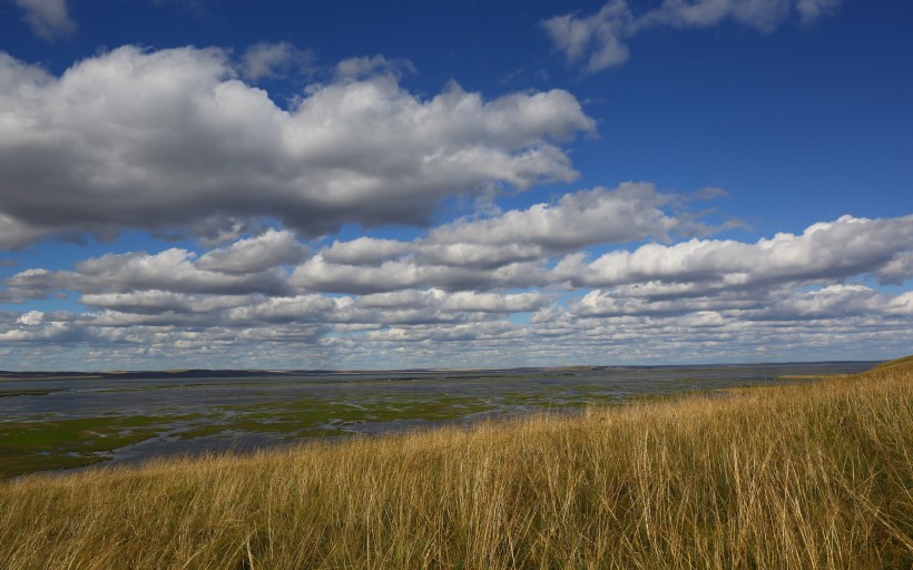 点击大图看下一张：内蒙古呼伦贝尔湖自然风景图片