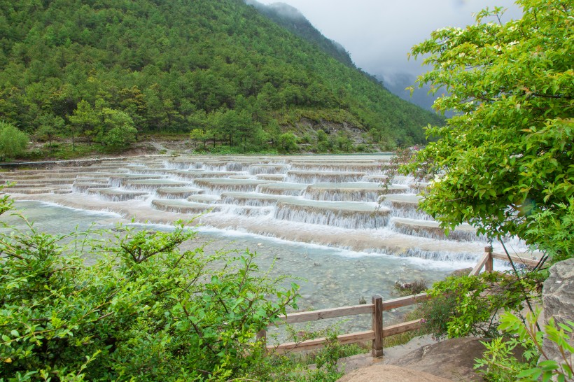 点击大图看下一张：云南丽江玉龙雪山蓝月谷自然风景图片