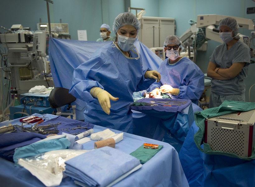 点击大图看下一张：手术台上的医护人员图片
