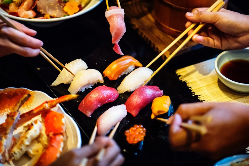 点击大图看下一张：摆在盘子里的寿司图片