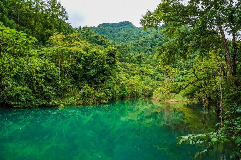 点击大图看下一张：贵州黔南荔波小七孔自然风景图片