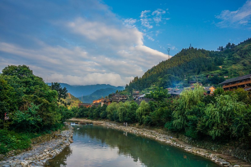 点击大图看下一张：贵州黔东南西江千户苗寨自然风景图片