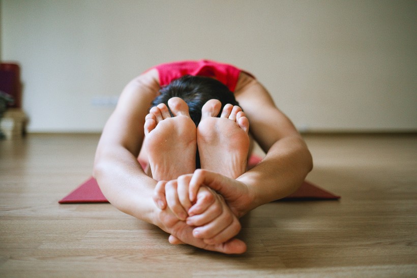 点击大图看下一张：修身养心的瑜伽动作图片
