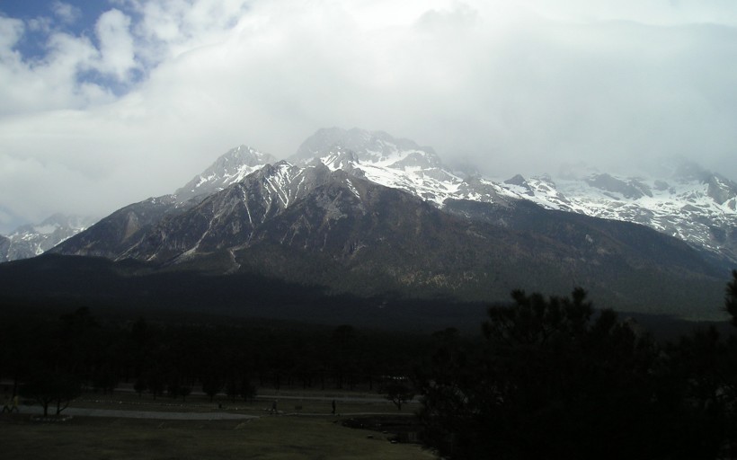 点击大图看下一张：云南玉龙雪山自然风景图片