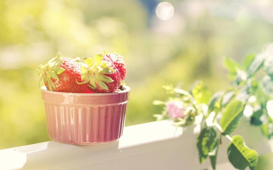 点击大图看下一张：唯美清新的美味草莓壁纸图片