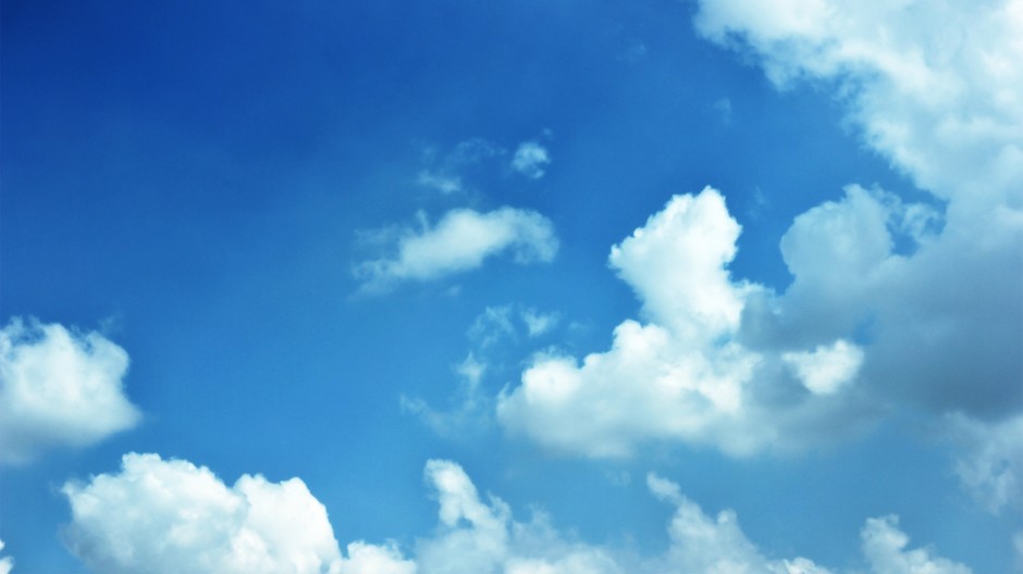 点击大图看下一张：ppt背景图片 蓝天白云与海鸥