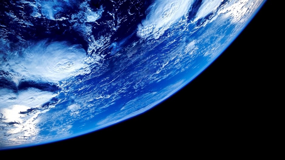 点击大图看下一张：地球蓝色唯美高清背景图