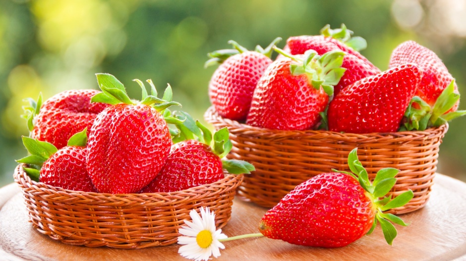 点击大图看下一张：唯美清新的美味草莓壁纸图片