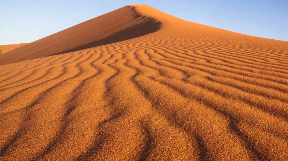 点击大图看下一张：沙漠沙丘风光精美桌面壁纸