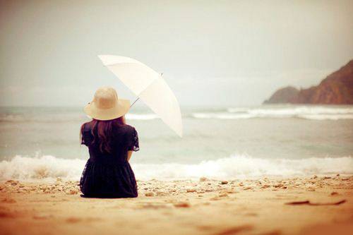 点击大图看下一张：浪漫沙滩撑伞少女唯美ppt背景图