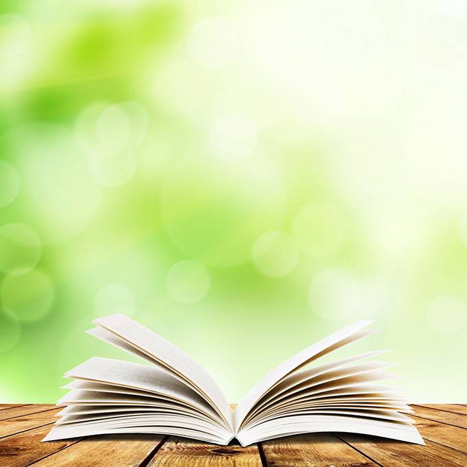 点击大图看下一张：书本与梦幻绿色背景高清图片
