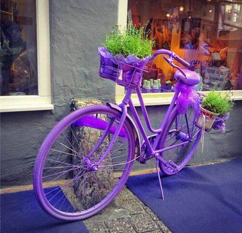 点击大图看下一张：紫色自行车浪漫ppt背景图片素材