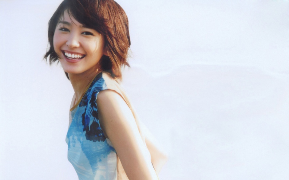 点击大图看下一张：日本女明星新垣结衣靓丽可爱壁纸
