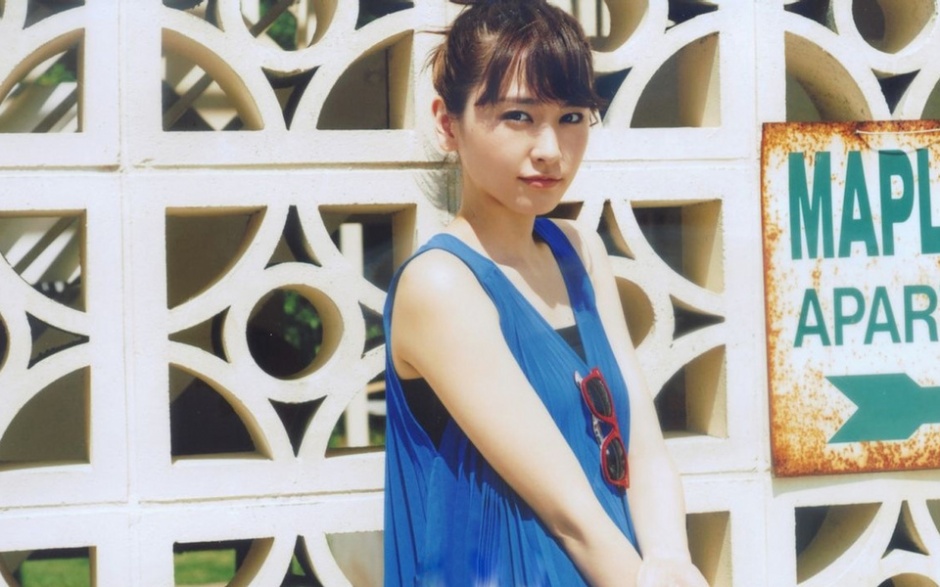 点击大图看下一张：日本女明星新垣结衣靓丽可爱壁纸