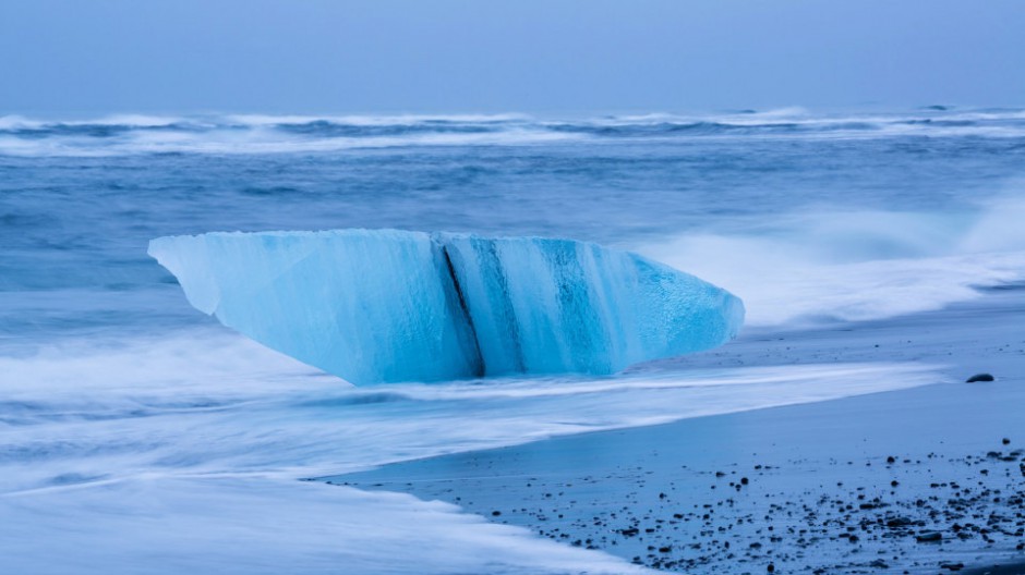点击大图看下一张：海边壮观寒冷冰雪风光壁纸