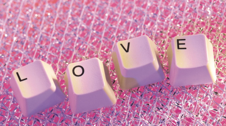 点击大图看下一张：LOVE键盘按键ppt唯美背景大图