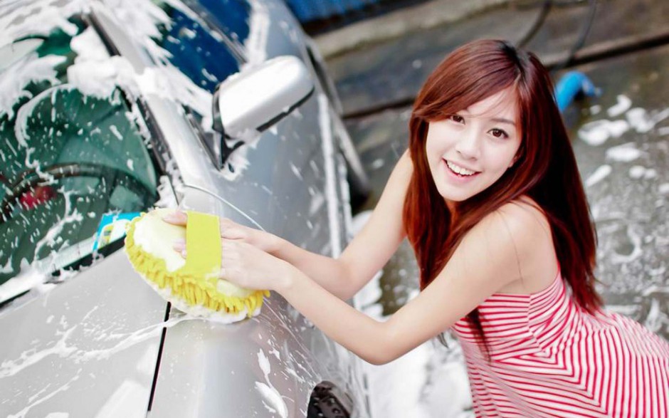 点击大图看下一张：夏日干净清爽美女洗车精美壁纸