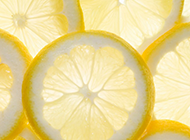 淡黄色的柠檬片背景图片