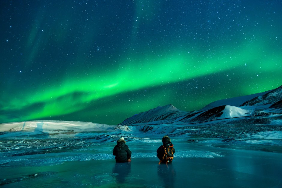 点击大图看下一张：冰川绿光星空唯美意境背景图