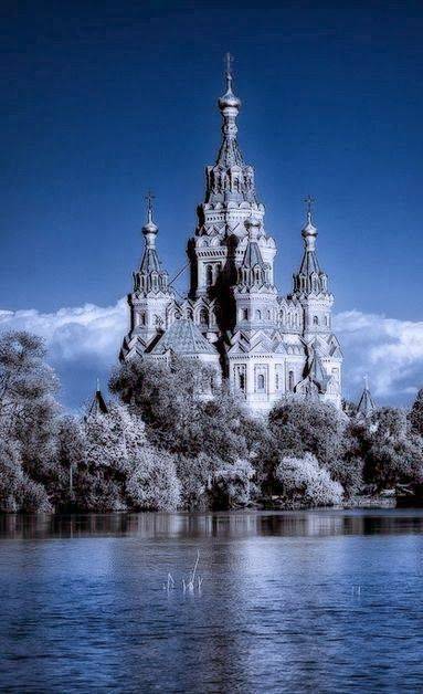 点击大图看下一张：梦幻城堡淡雅清新背景美图