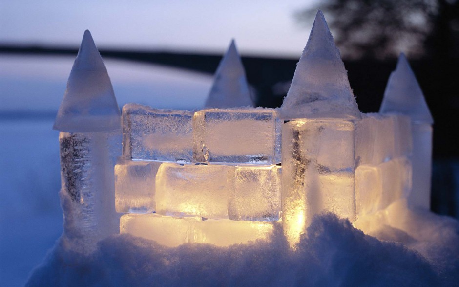 点击大图看下一张：浪漫冰城雪景经典壁纸桌面
