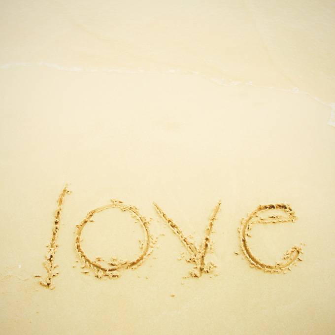 点击大图看下一张：淡雅沙滩上love精美背景图