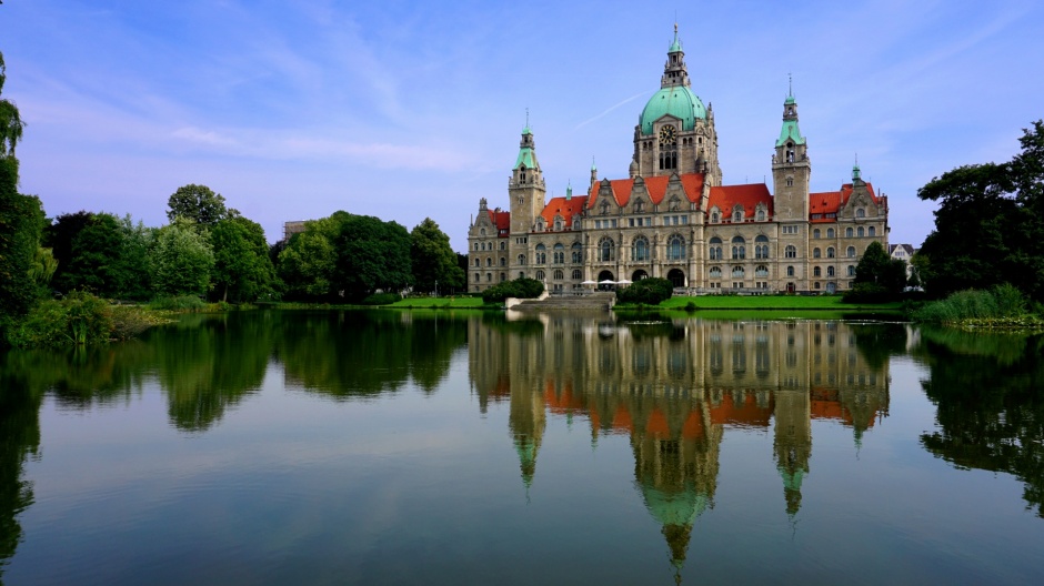 点击大图看下一张：德国市政厅城堡建筑风景壁纸