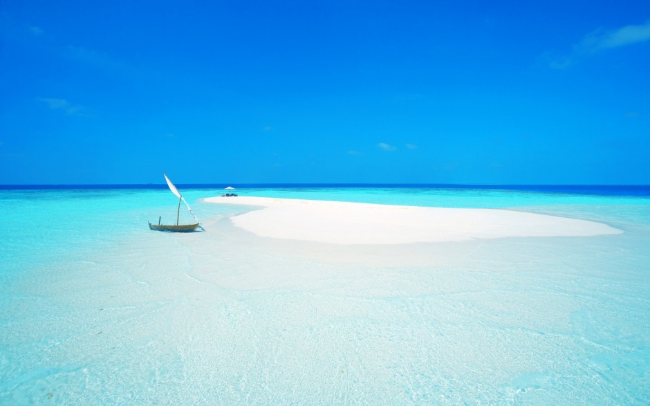 点击大图看下一张：微软的蓝色纯净海滩背景图片