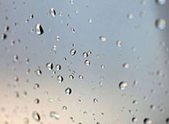 玻璃上滑落的雨滴图片素材