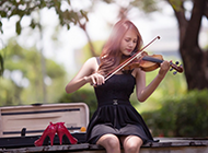 拉小提琴的美女背景图片素材