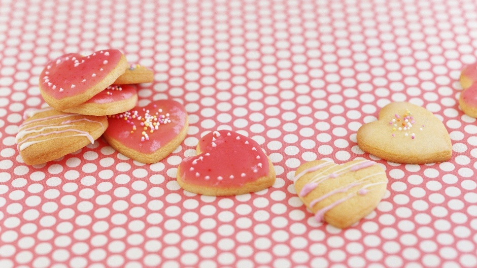 点击大图看下一张：精美的爱心饼干甜点淡粉色背景素材