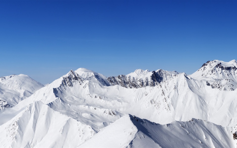 点击大图看下一张：冬天雪山风景高清护眼壁纸