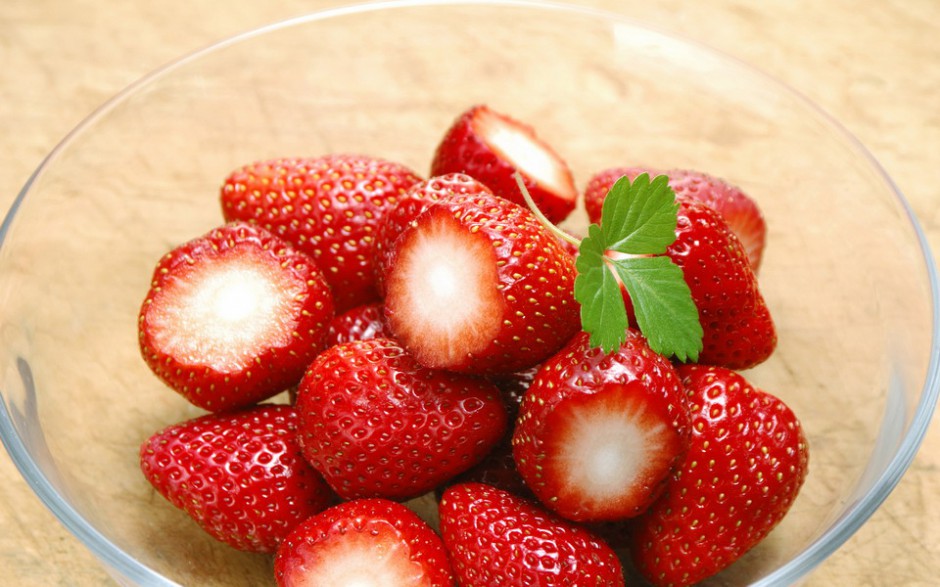 点击大图看下一张：超高清草莓精美壁纸大放送