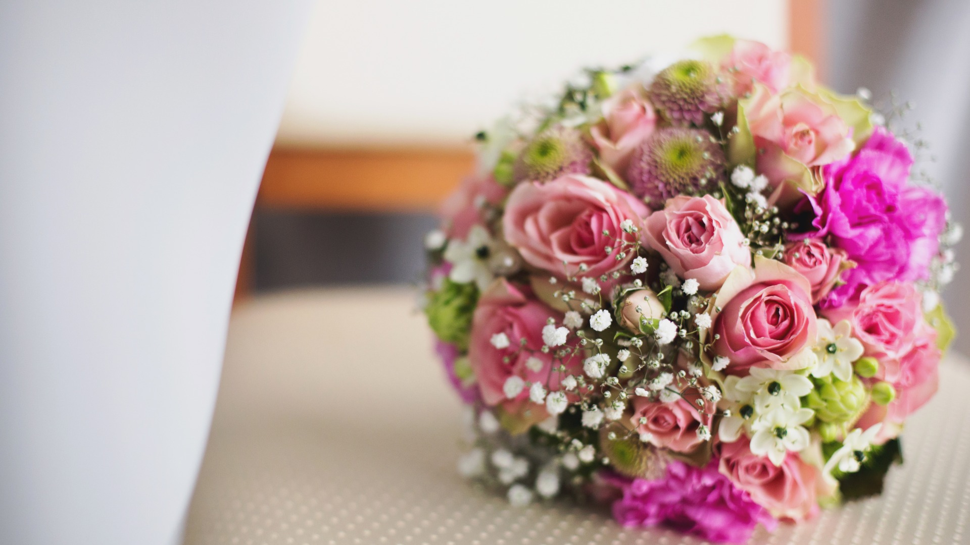 点击大图看下一张：新娘手捧花朵唯美高清壁纸