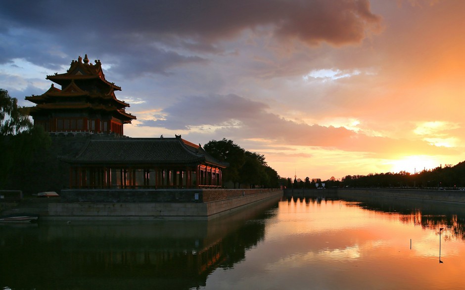 点击大图看下一张：北京紫禁城角楼黄昏风光壁纸图片